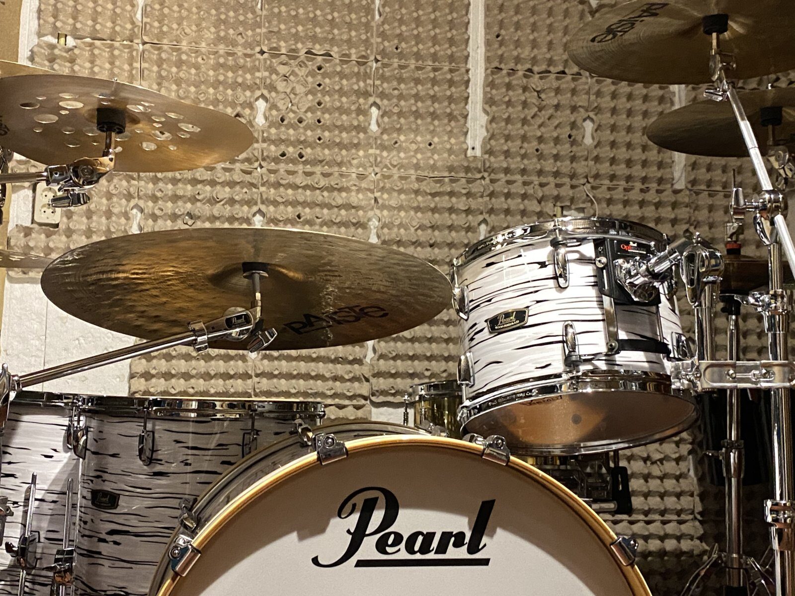 Pearl Woodfiberglass reissue 24-13-16-18” shellset #Black and White Oyster